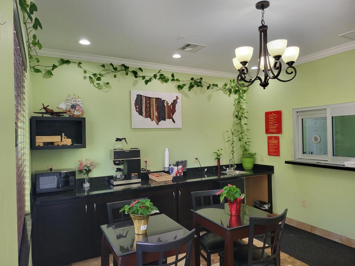 Palace Inn Sam Houston Race Park West Road Экстерьер фото